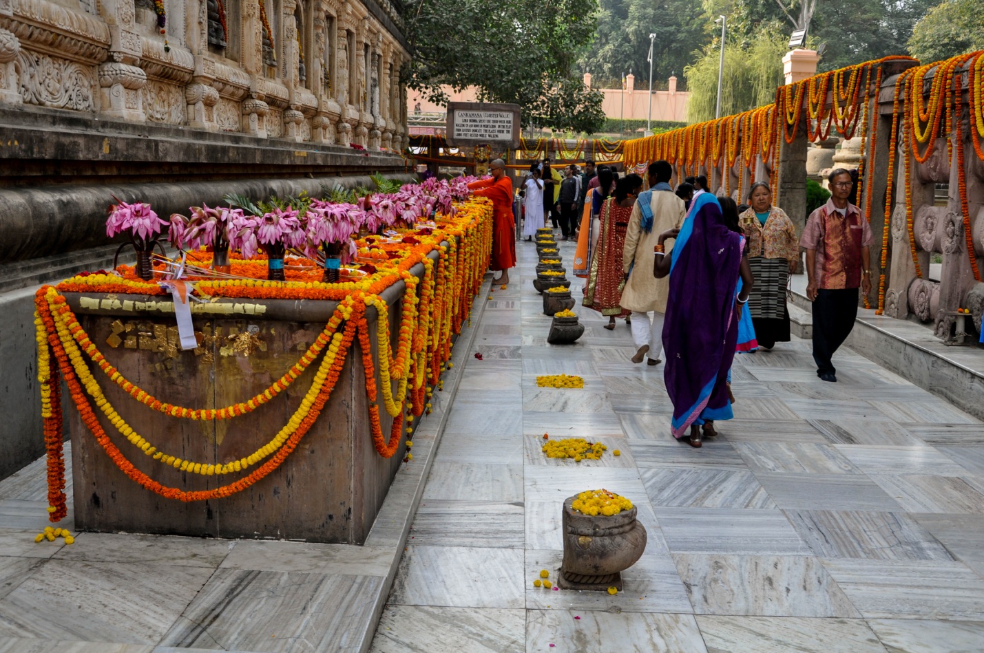 цветы в храме Махабодхи, Бодхгая, Индия