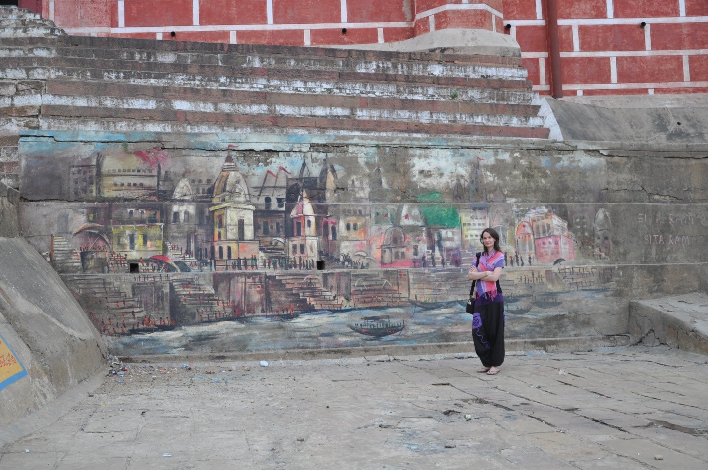 рисунки на набережной в городе Варанаси, Индия