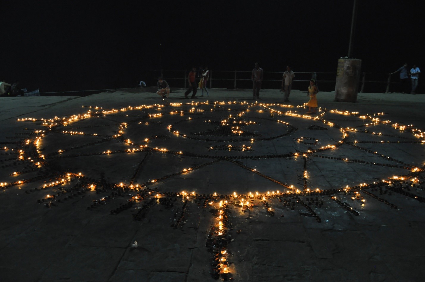 свечи на набережной в Варанаси, Индия