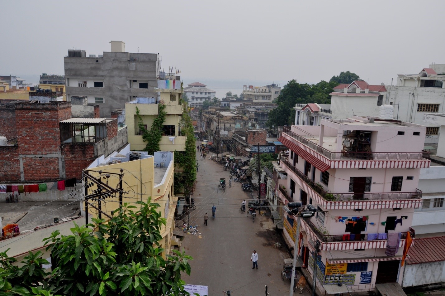 Вид с крыши на город и улицу в Варанаси, Индия