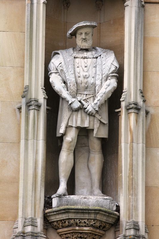 Статуя Генриха VIII в Кембридж