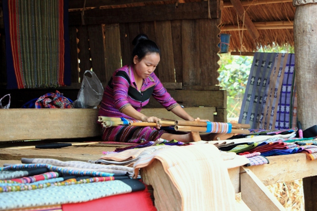 Женщина в хижине, Лаос