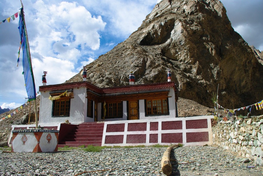 Храм в деревне в горах Гималаи, Индия