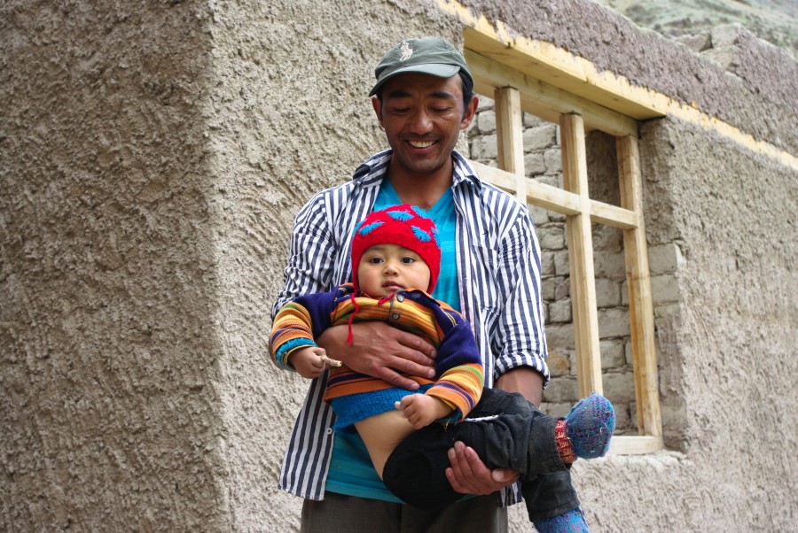 Мужчина с ребенком в Ладакхе