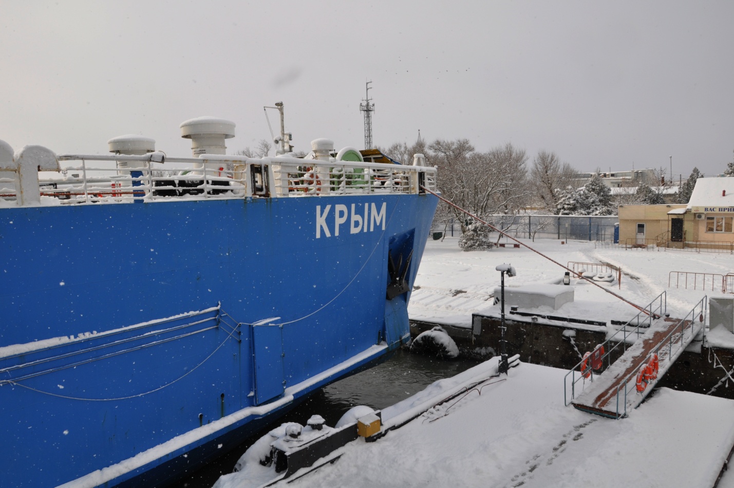 Паром Крым зимой в Керчи