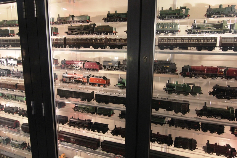 Модельки паровозов и вагонов в музее