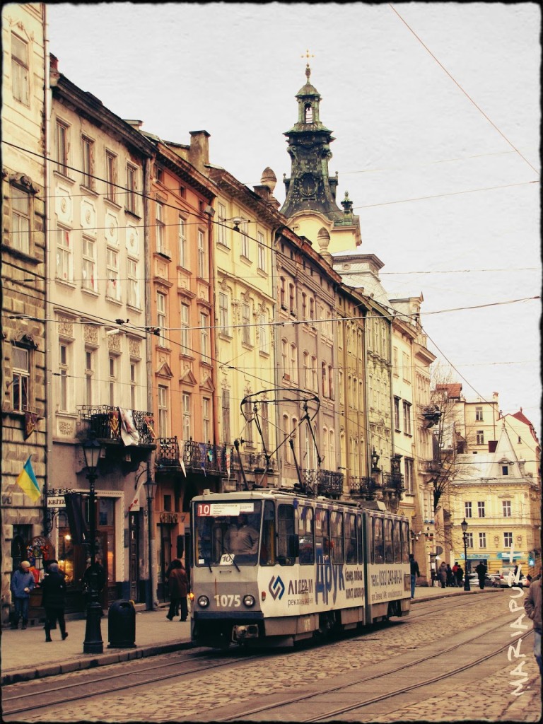 Трамвай и старые здания во Львове