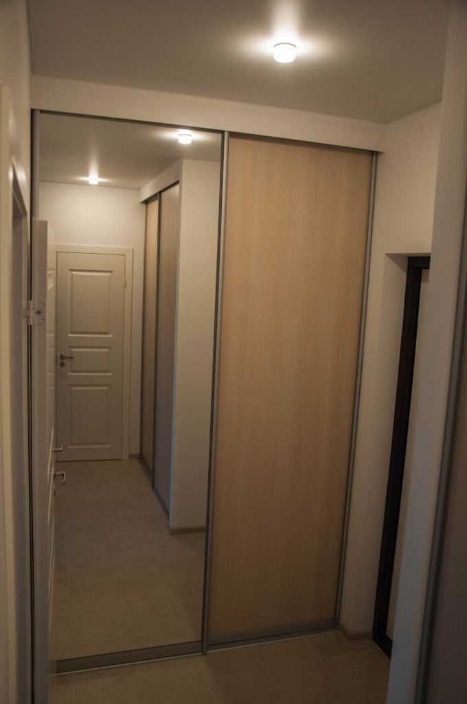 Шкафы в коридоре и зеркало в полный рост