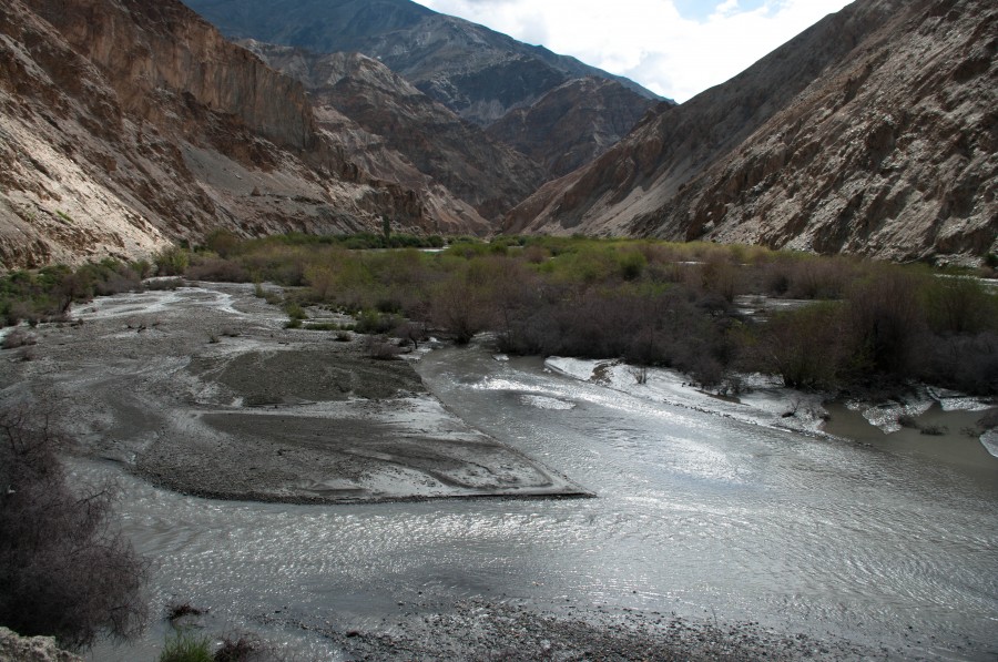 Река меж гор, Ладакхе, Гималаи