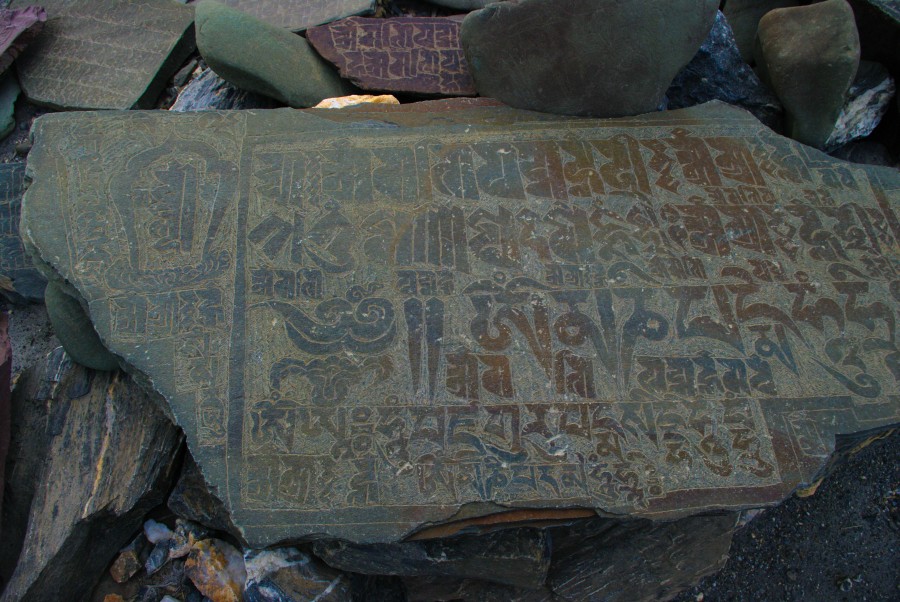 Надписи на камнях в Гималаях