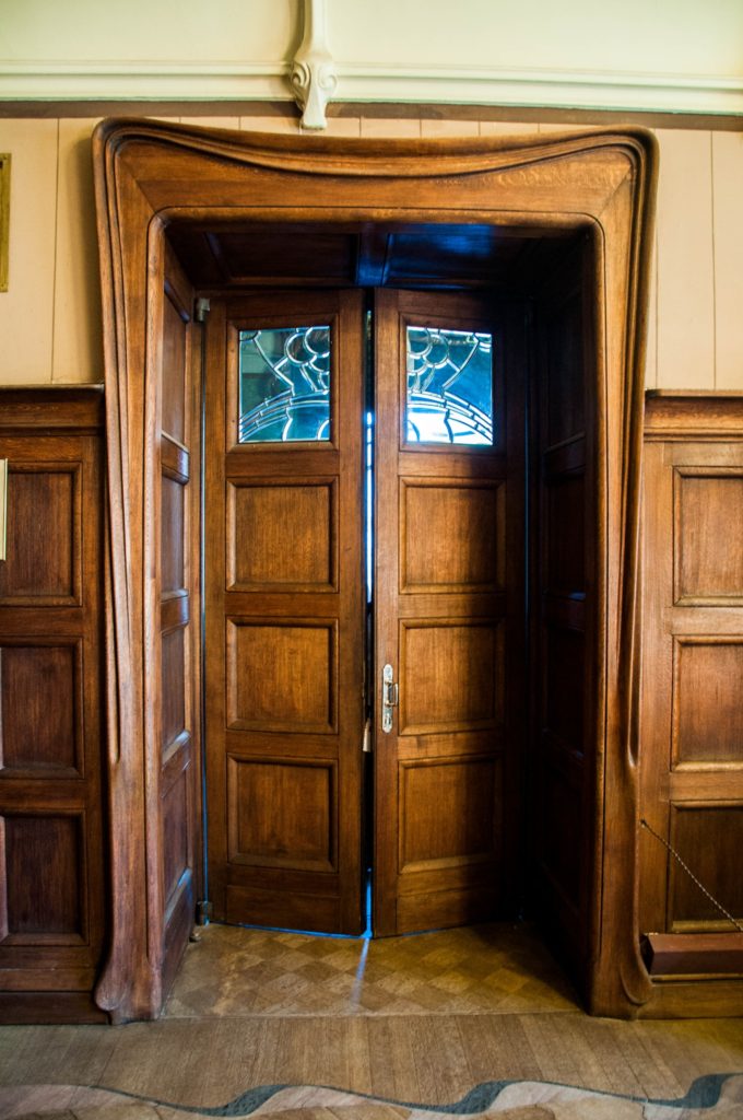 Дверь из библиотеки в кабинет Горького внутри дома купца Рябушинского, Москва