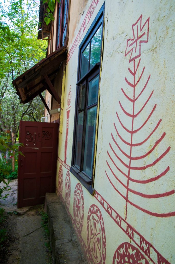 Этнический орнамент на доме в Брусках, Красногорск, Подмосковье
