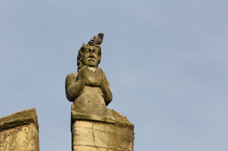 Статуя человека с камнем на воротах, Йорк, Англия