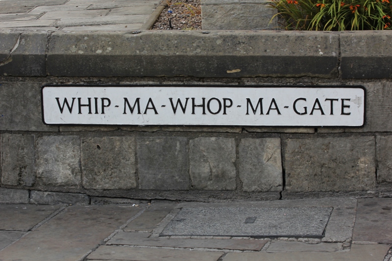 Табличка с названием улицы в Йорке, Англия