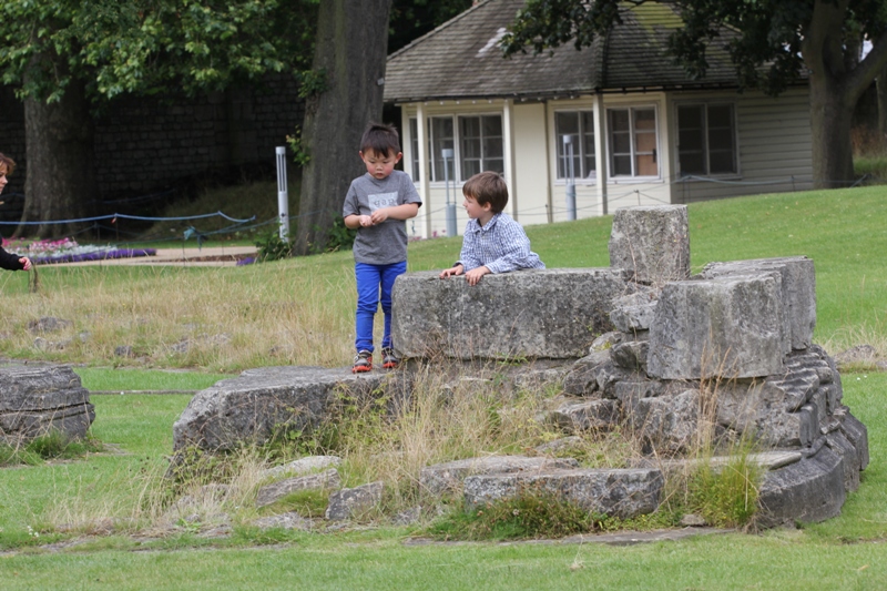 Дети на древних руинах, Йорк, Англия