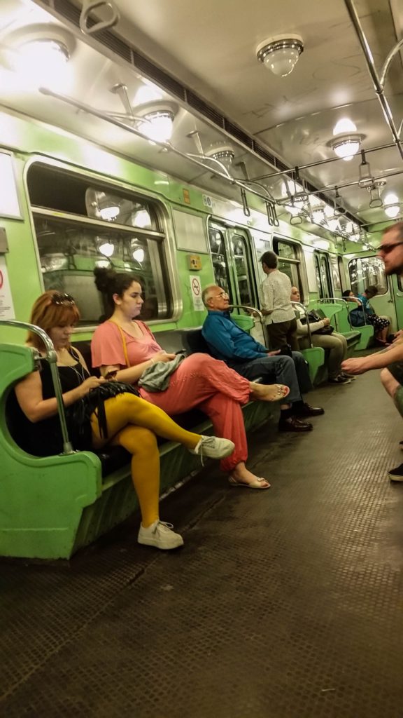 Внутри вагона метро в Будапеште, Венгрия