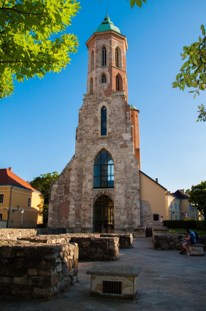 церковь Марии Магдалины: сохранилась только колокольня и готическое окно, Будапешт