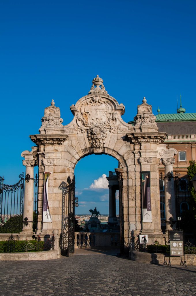 Орнаментальные ворота перед Королевским дворцом, построенные в 1903 году, Будапешт