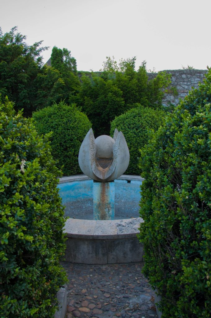 Нерабочий фонтан в саду, Будапешт