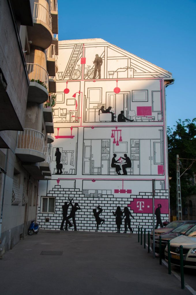 Интересная реклама-граффити на доме в Будапеште, Венгрия