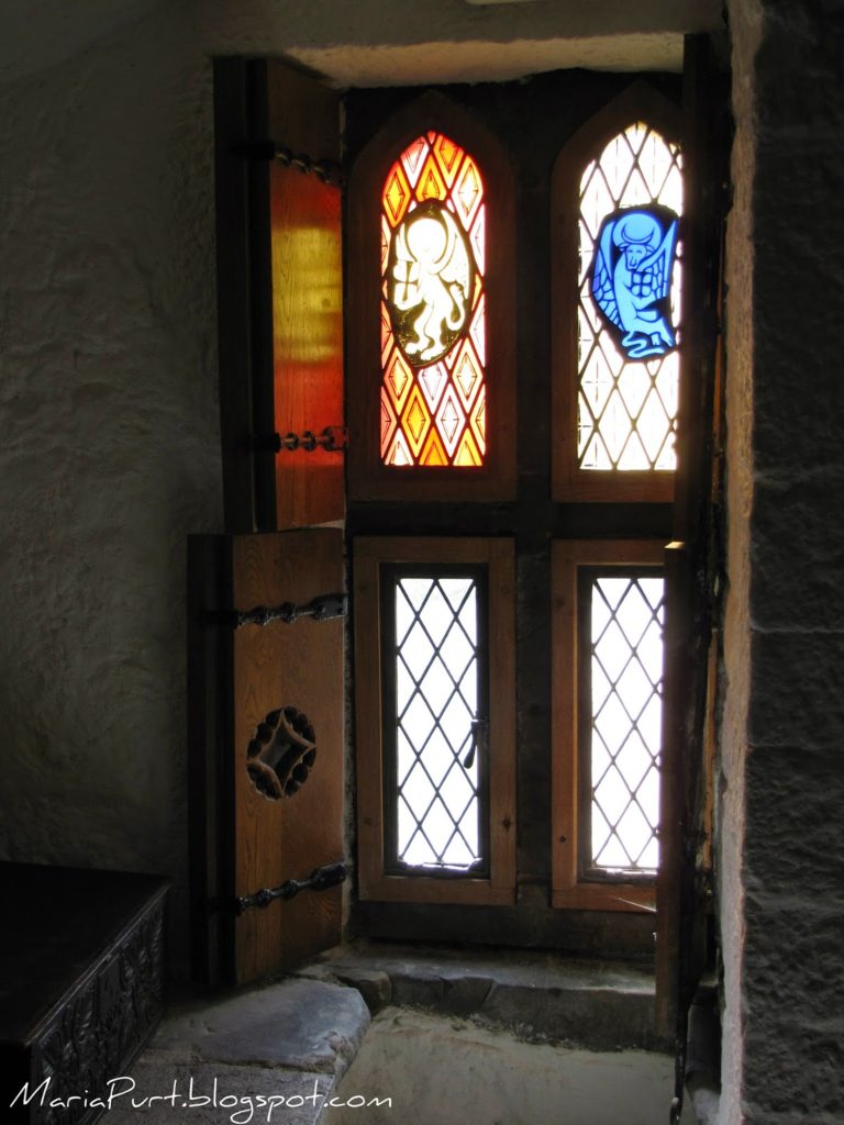 Окна в старом замке в городе Кашел, Ирландия