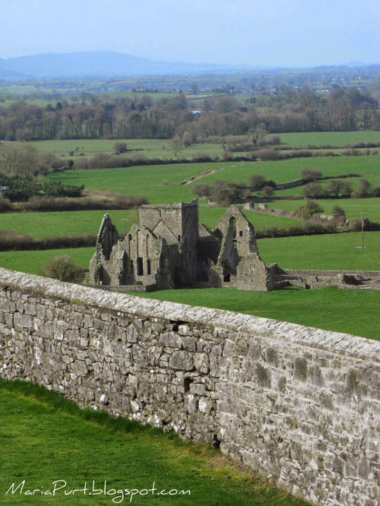 Зеленые поля и руины старого замка в Ирландии, Кашел