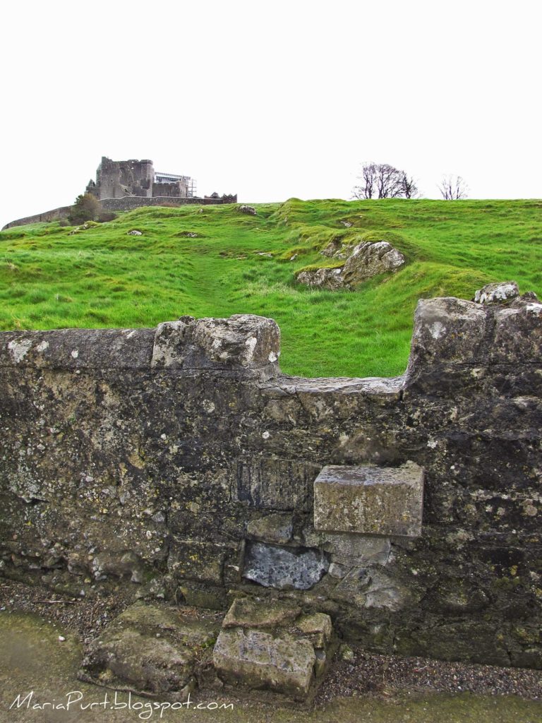 Зеленые поля и руины старого замка в Ирландии, Кашел