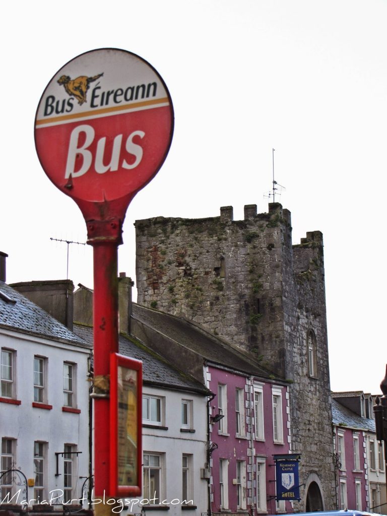 Знак автобусной остановки в Ирландии