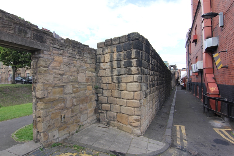 Уцелевший участок городской стены в Ньюкасле, Англия