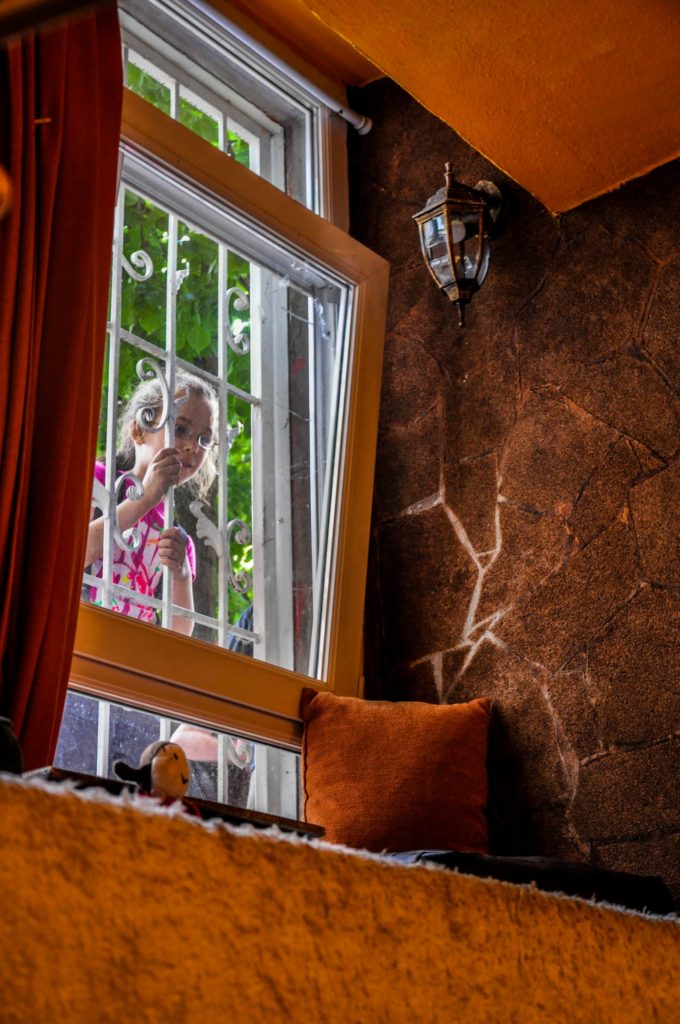 Ребенок заглядывает в окно Котокафе, Будапешт