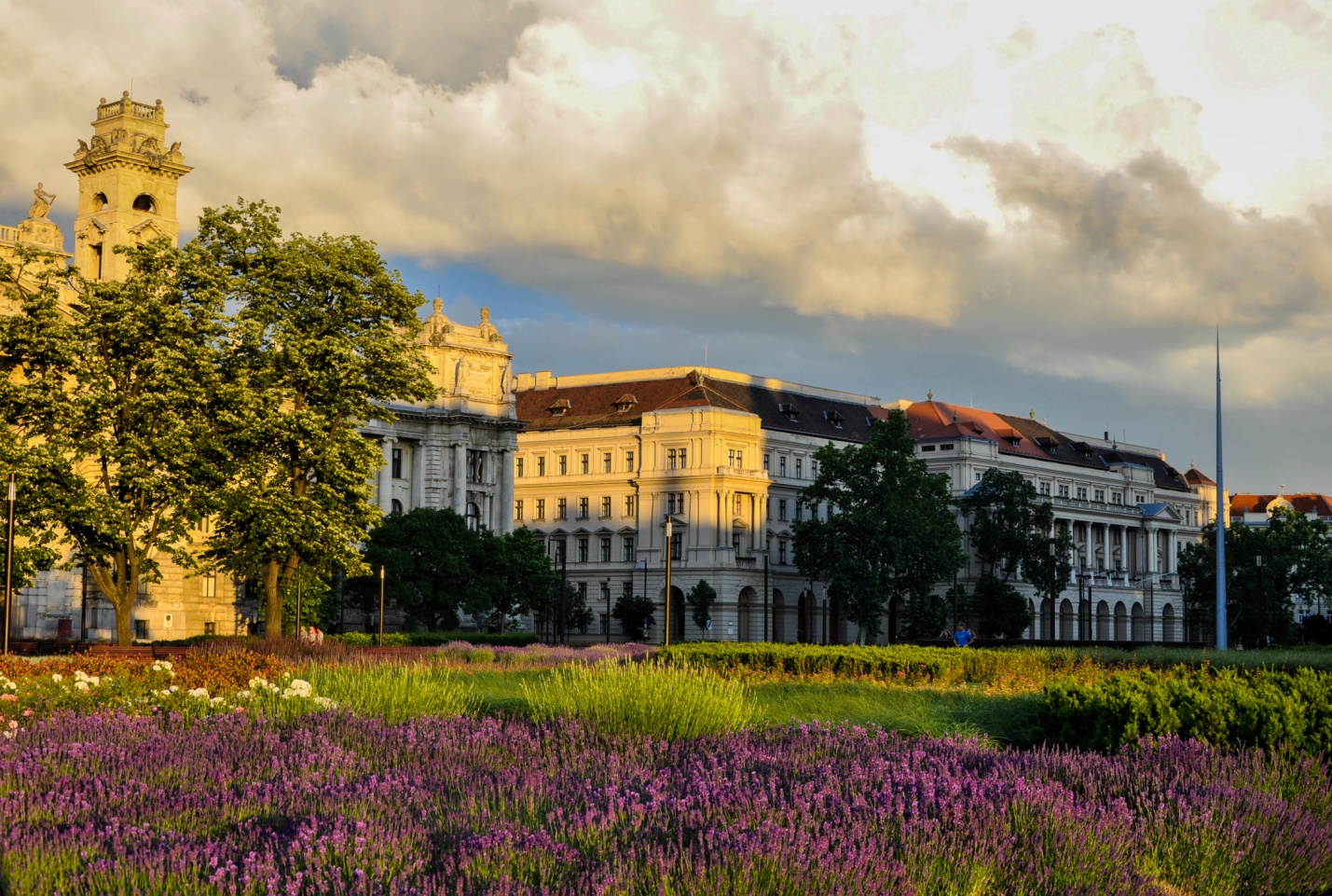 Цветочные клумбы около Здания Венгерского парламента, Будапешт