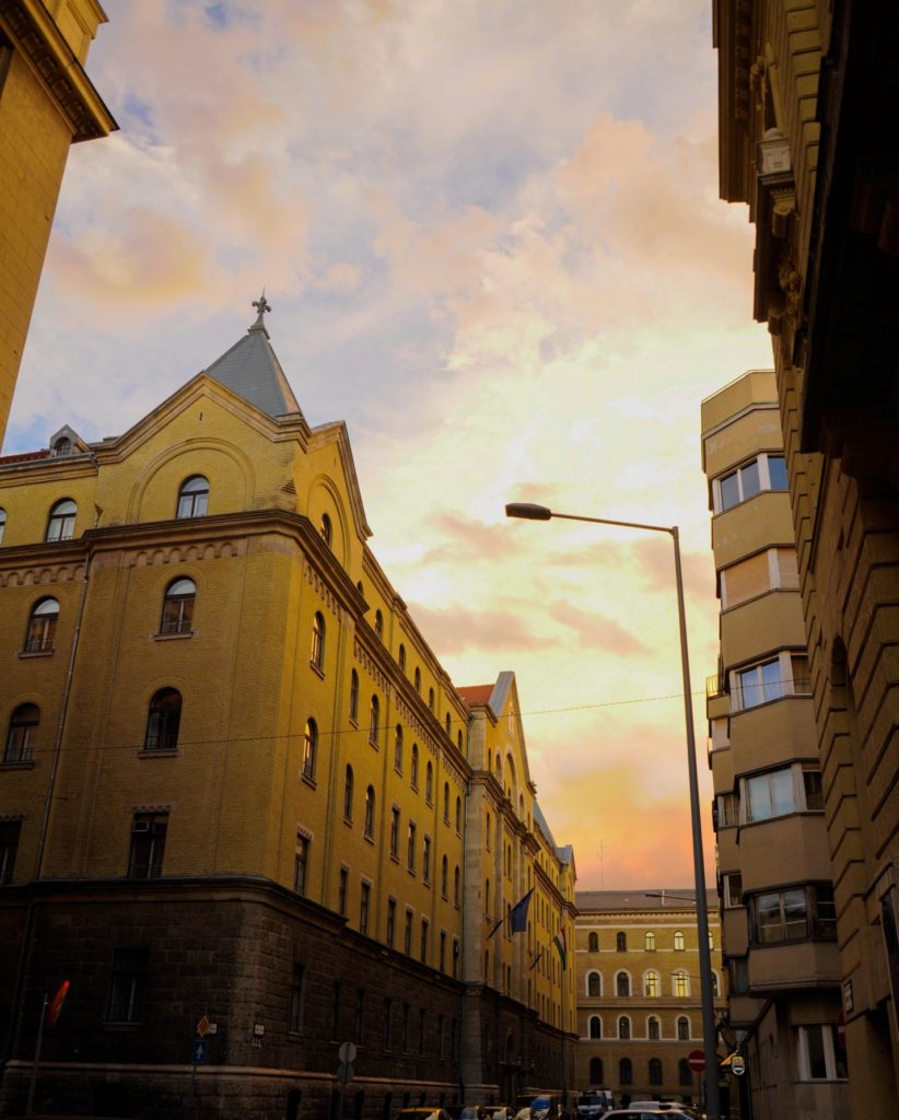 Улица Будапешта в закатных лучах солнца, Венгрия