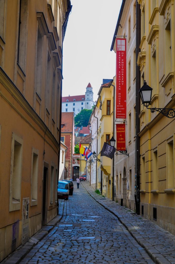 Узкая улочка старого города Братиславы
