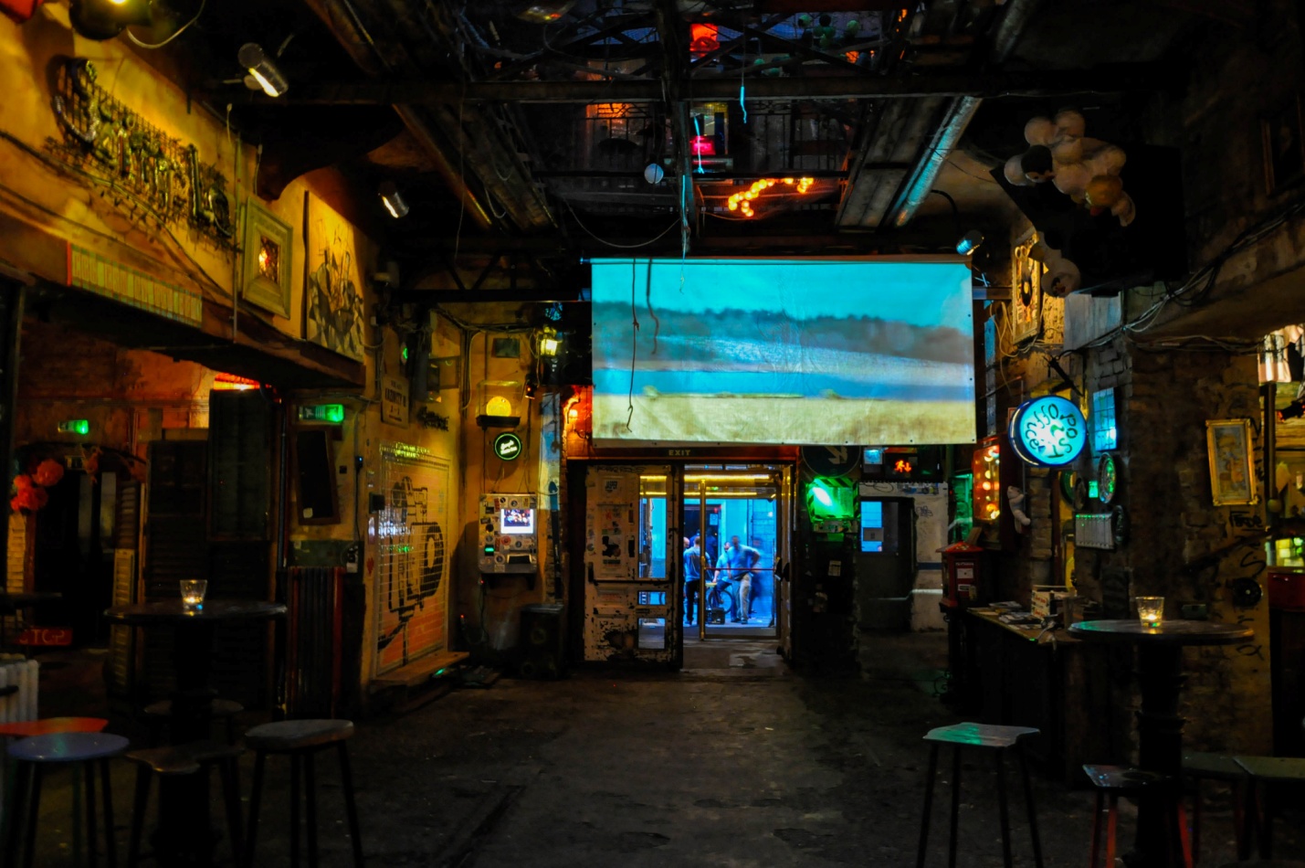 Руин-бар Szimpla Kert в Будапеште, Венгрия
