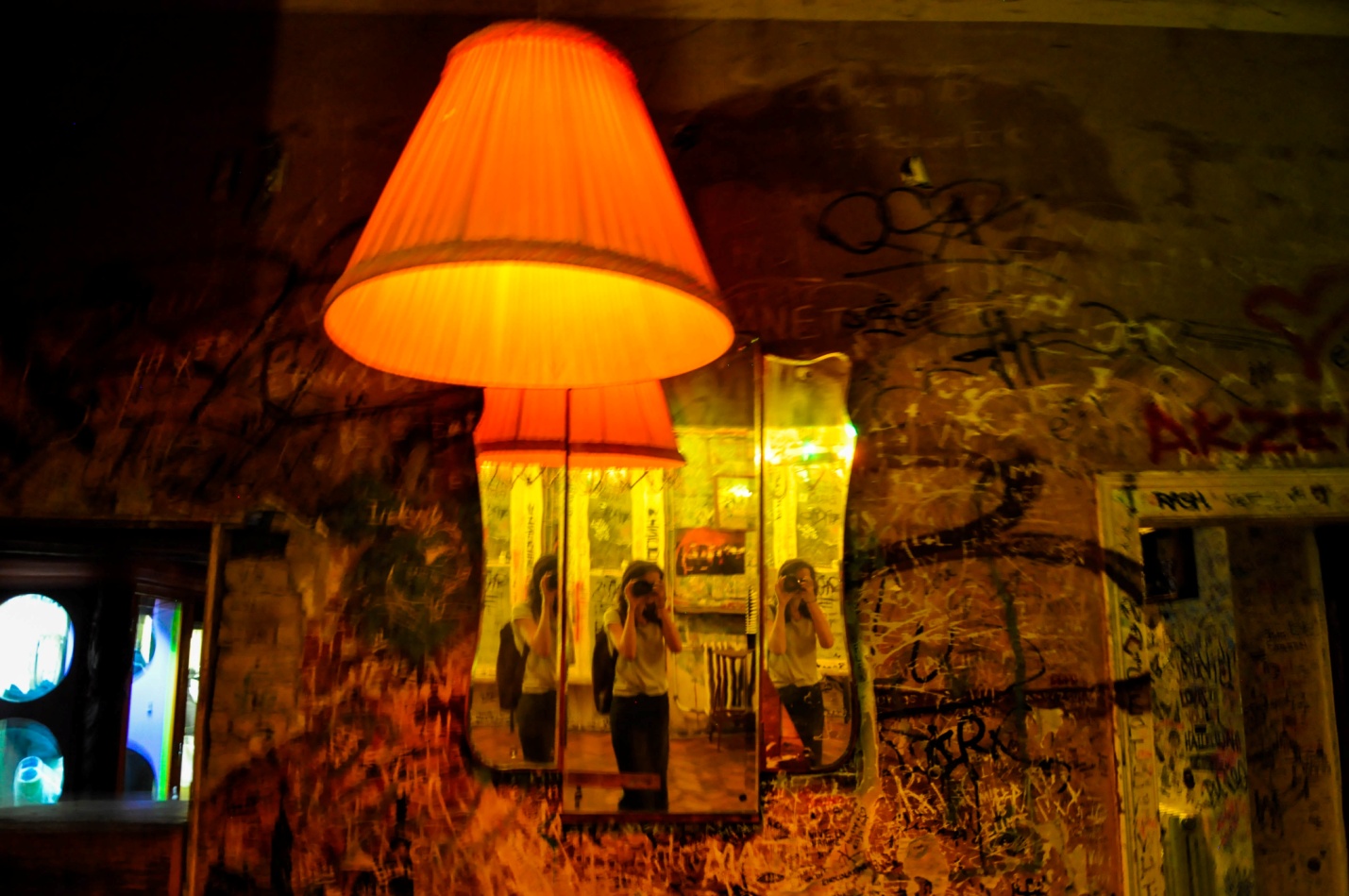 Интерьер внутри руин-бара Szimpla Kert в Будапеште, Венгрия
