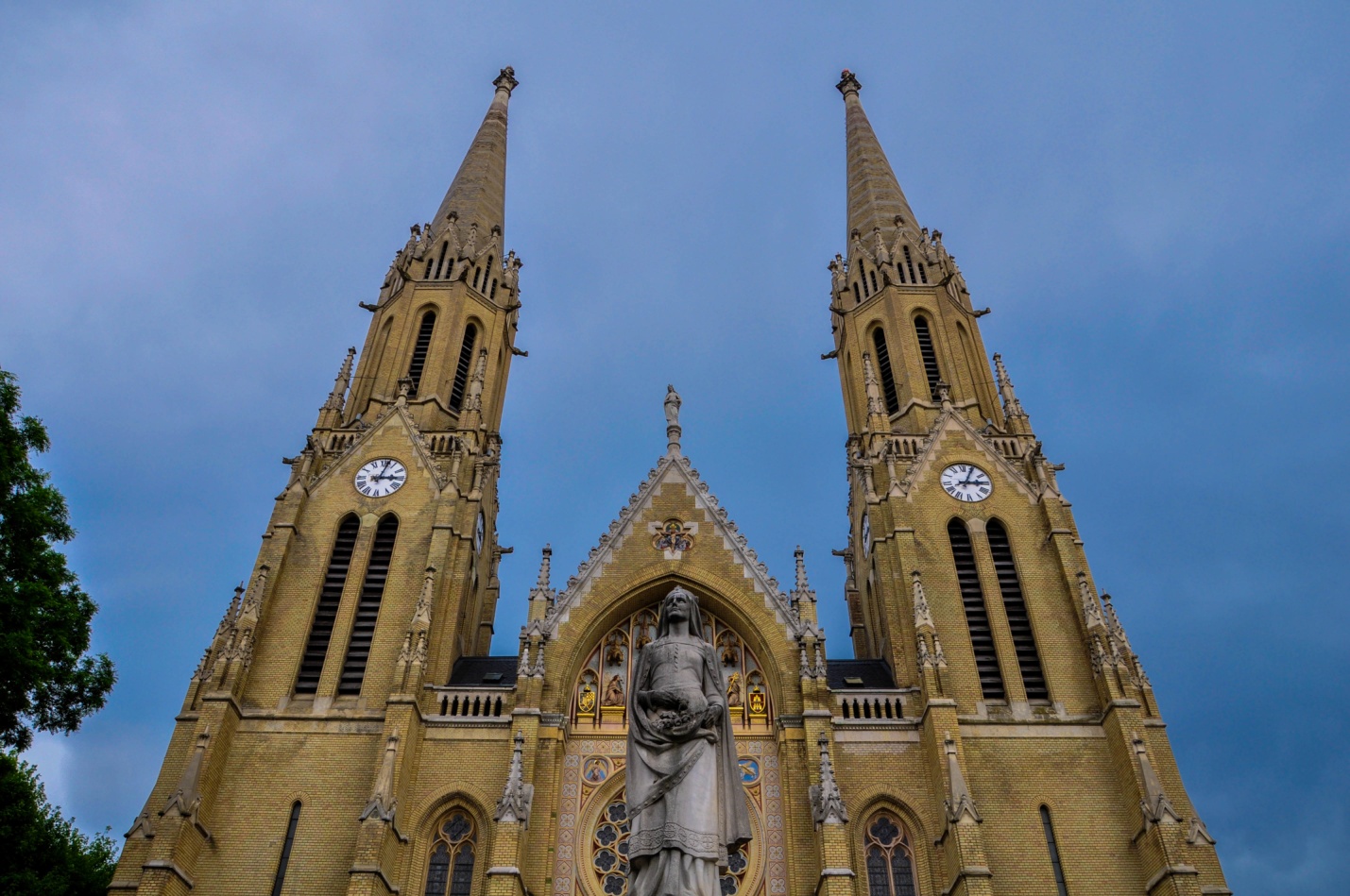 Церковь Святой Елизаветы династии Арпадов в неоготическом стиле в Будапеште, Венгрия