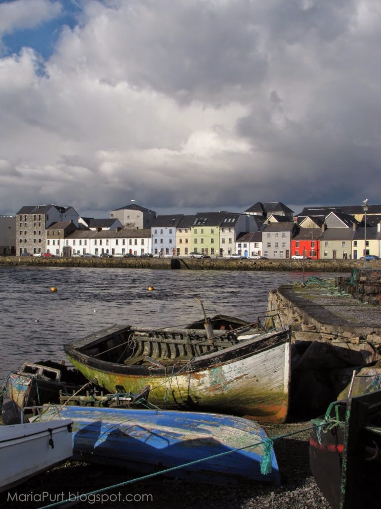Городская застройка в Галвее, Архитектура Ирландии. Старые лодки на воде
