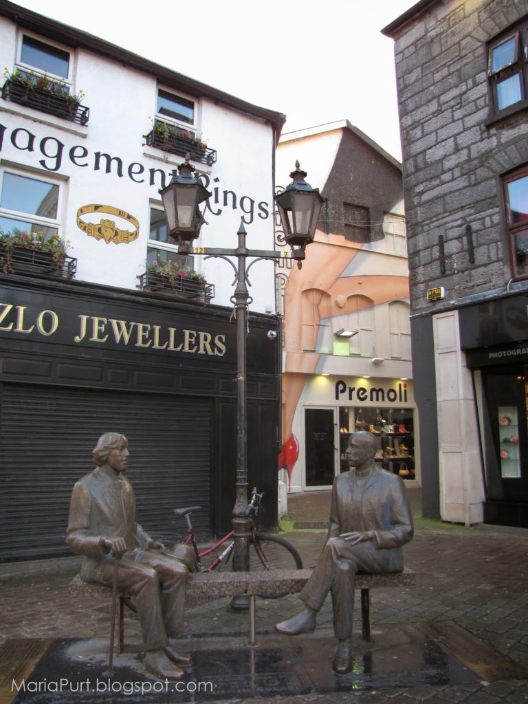 Скульптура на улице города Галвей, Ирландия