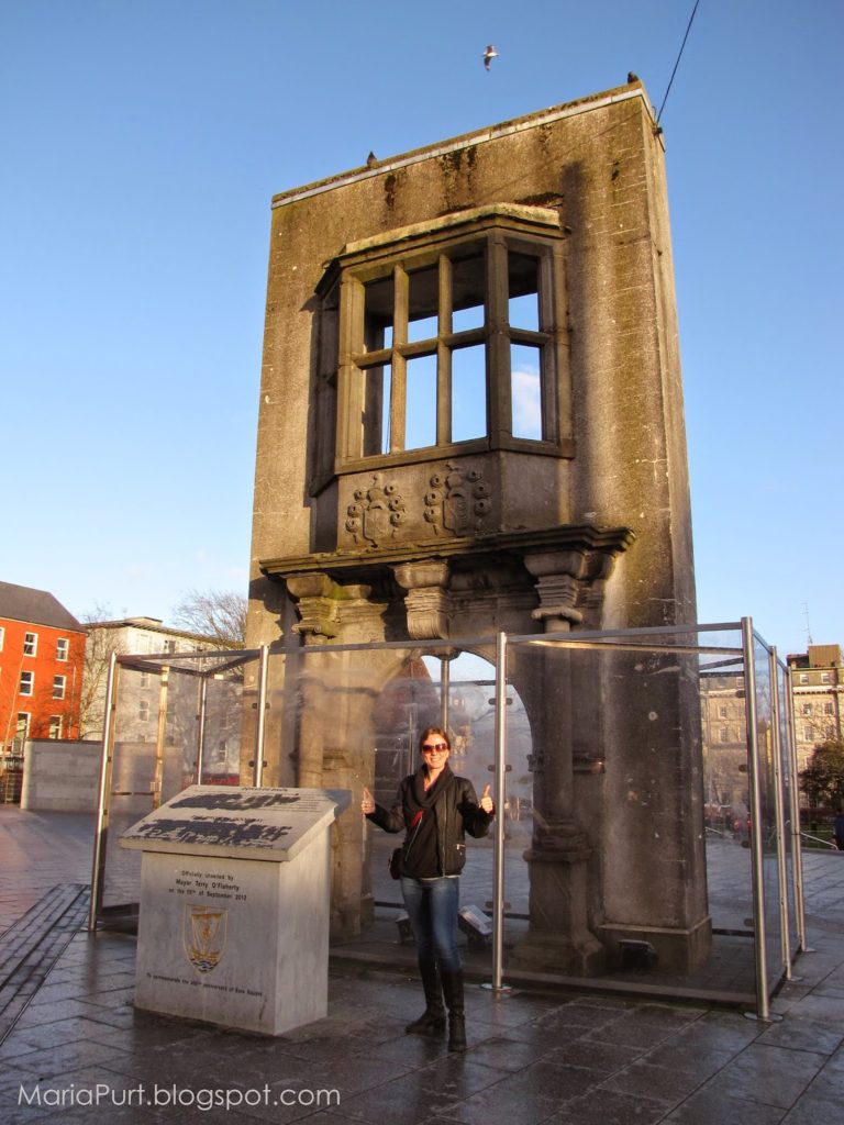 Необычный памятник в Галвее, Ирландия