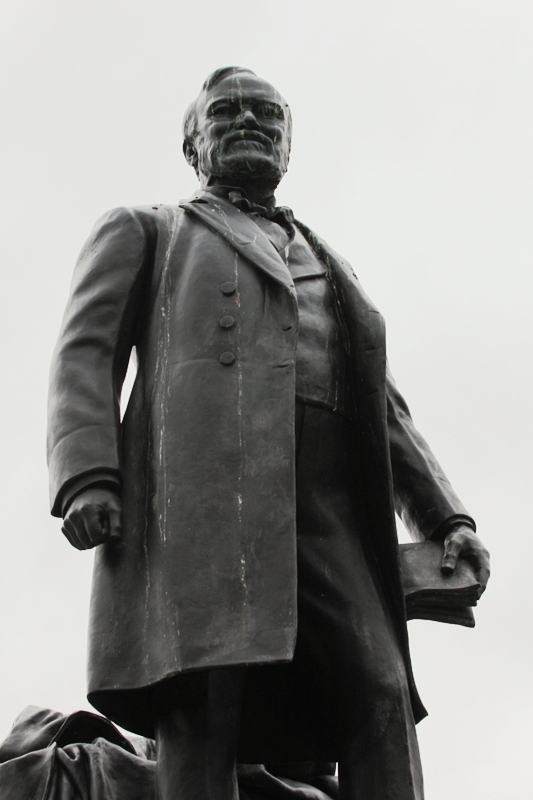 Статуя памятник Карнеги в Данфермлине