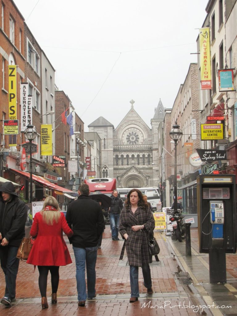 Оживленная пешеходная улица в Дублине, Ирландия
