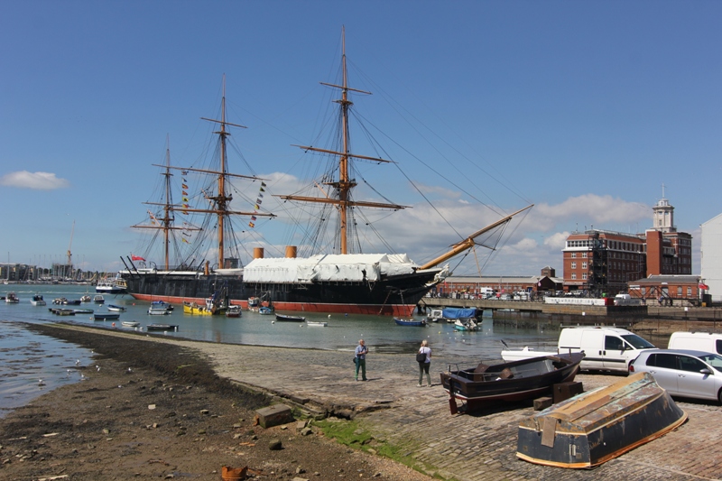 Исторический корабль в порту Портсмута, Великобритания