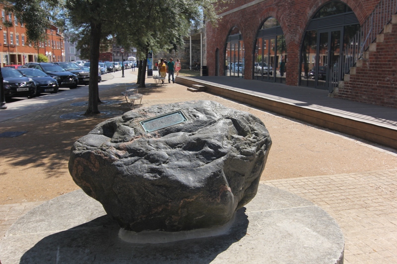 Камень-валун из Крыма в Портсмуте, Великобритания
