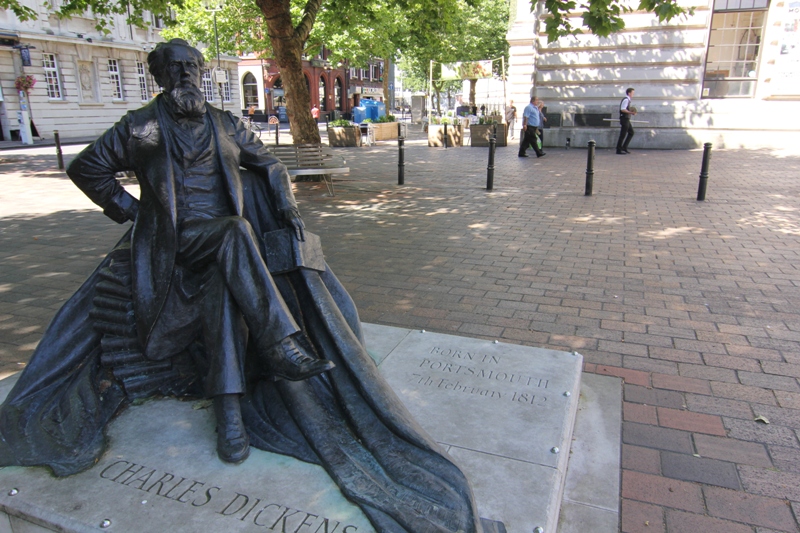 Памятник Чарльз Диккенс в Портсмуте, Великобритания