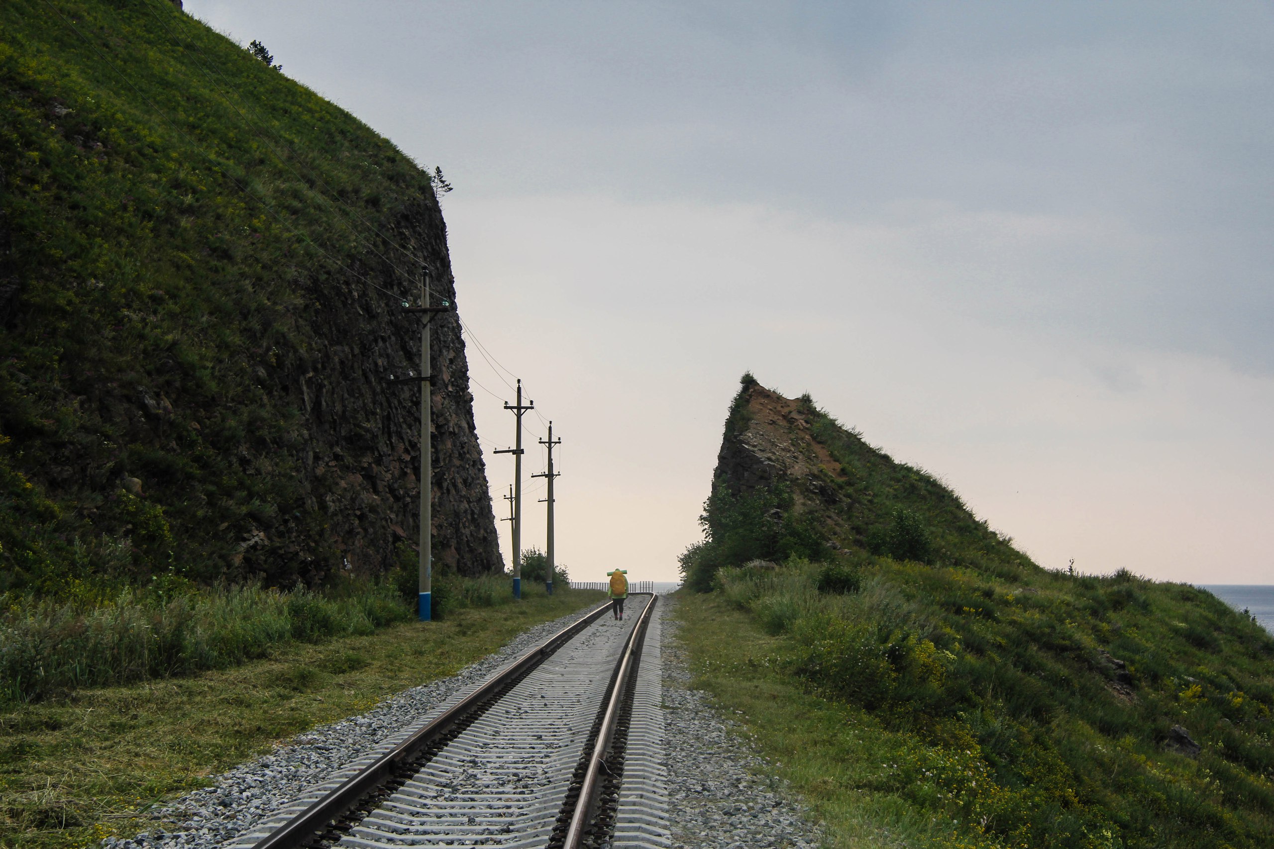 Кругобайкальская железная дорога около озера Байкал