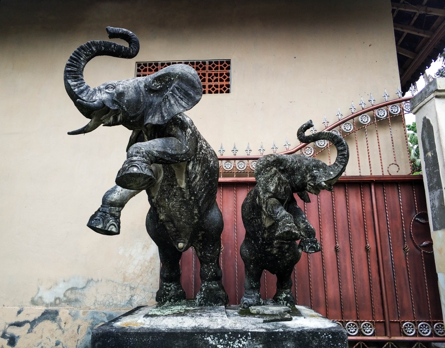 Статуи слонов на острове Бали