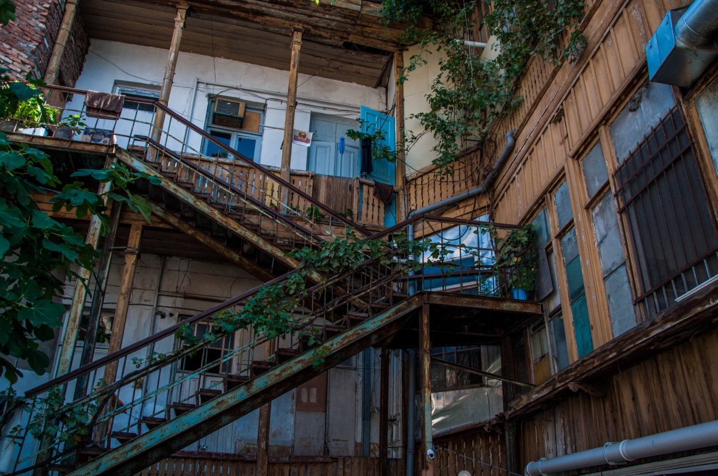 Балконы Тбилиси, уютный двор