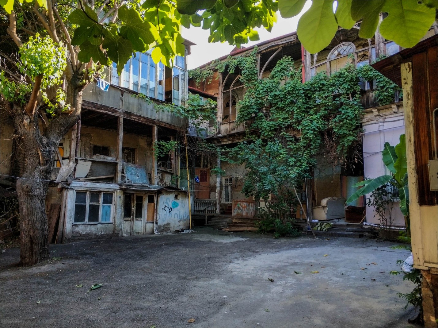 Балконы Тбилиси, уютный двор