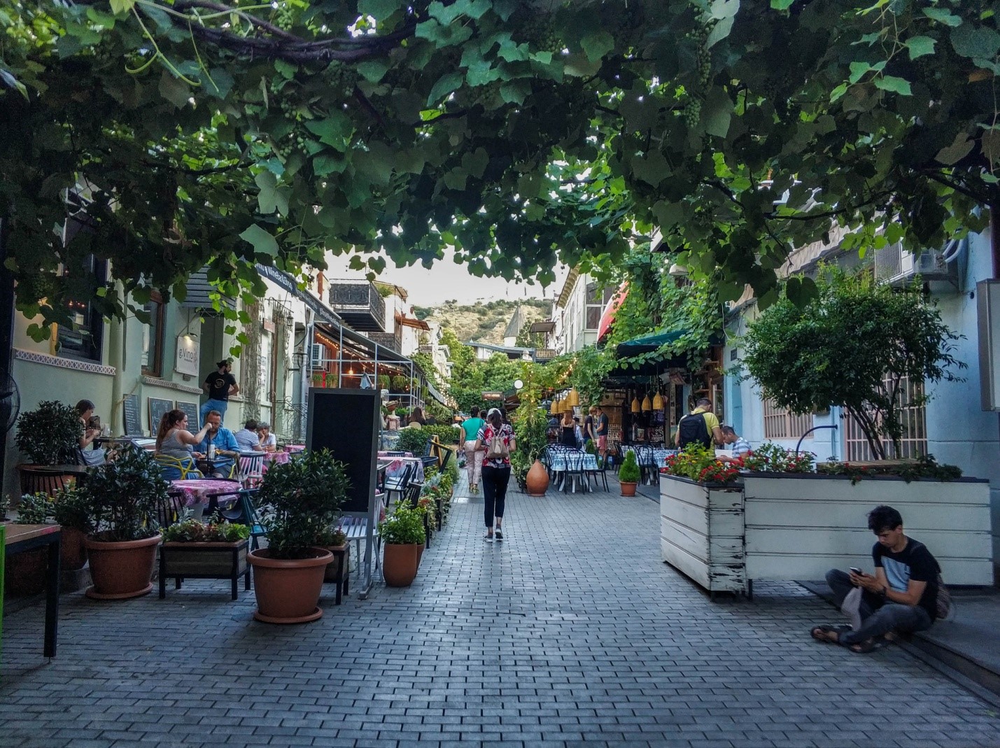 Улица с уличными кафе, Тбилиси