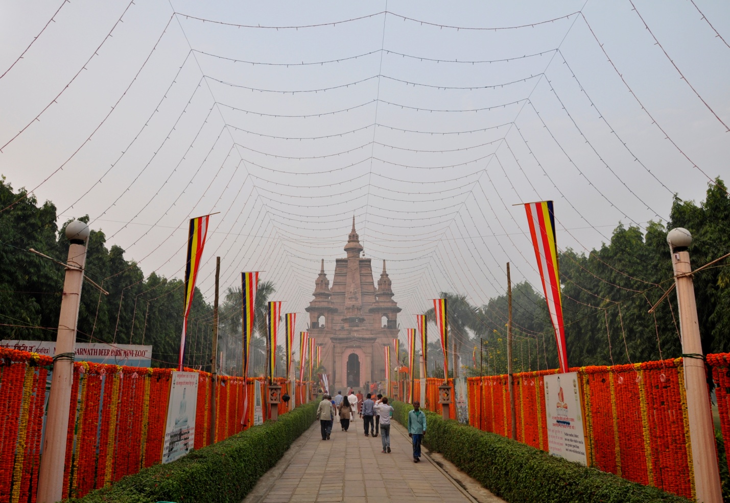 храм Мульгандхакути Вихара в Сарнатхе, Индия